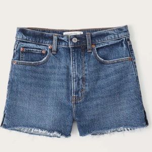 Abercrombie High Rise Mom Shorts in Dark Wash Size 28